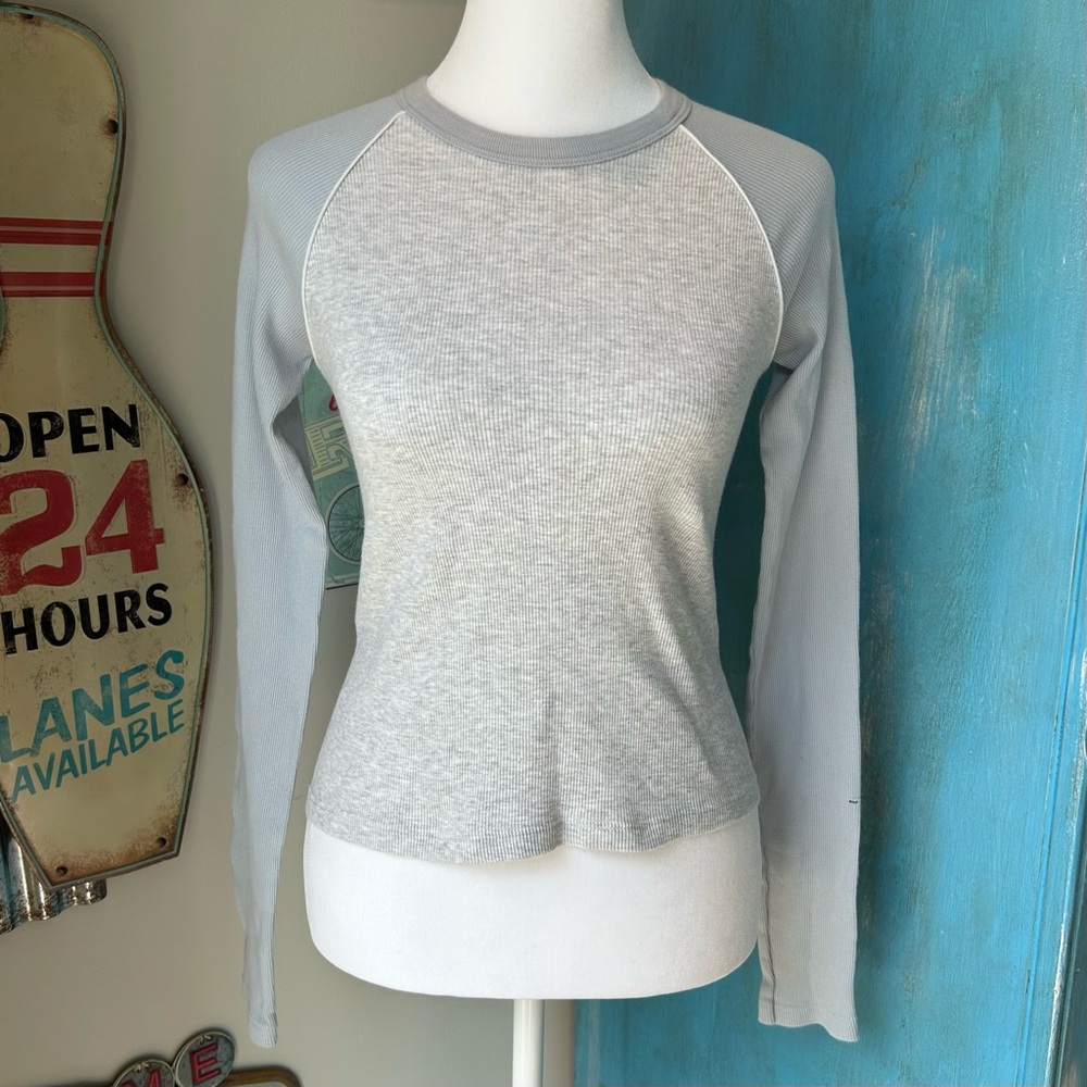Brandy Melville Ribbed Bella Raglan Long Sleeve Top in Heather Gray Pale Blue